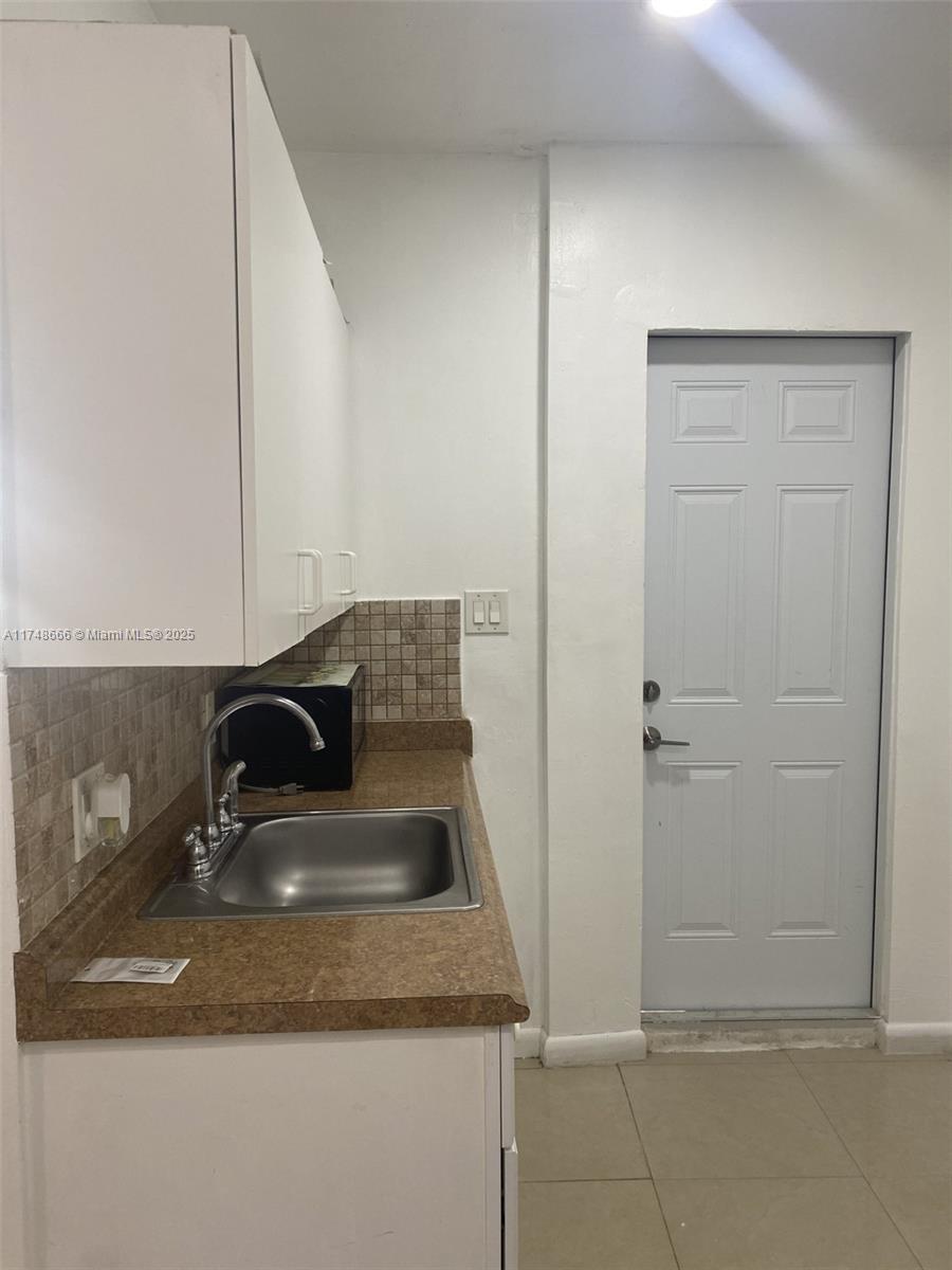 Beautiful Hollywood Studio Apartment, Large unit updated, Freshly painted, Ceramic Tile Floors throughout the unit, Full Bathroom with a Shower, Central located, close to 441, Sheridan Av, Sopping Center.
This is a perfect Studio Home for you. Rental payment included Water- Electricity and Cable