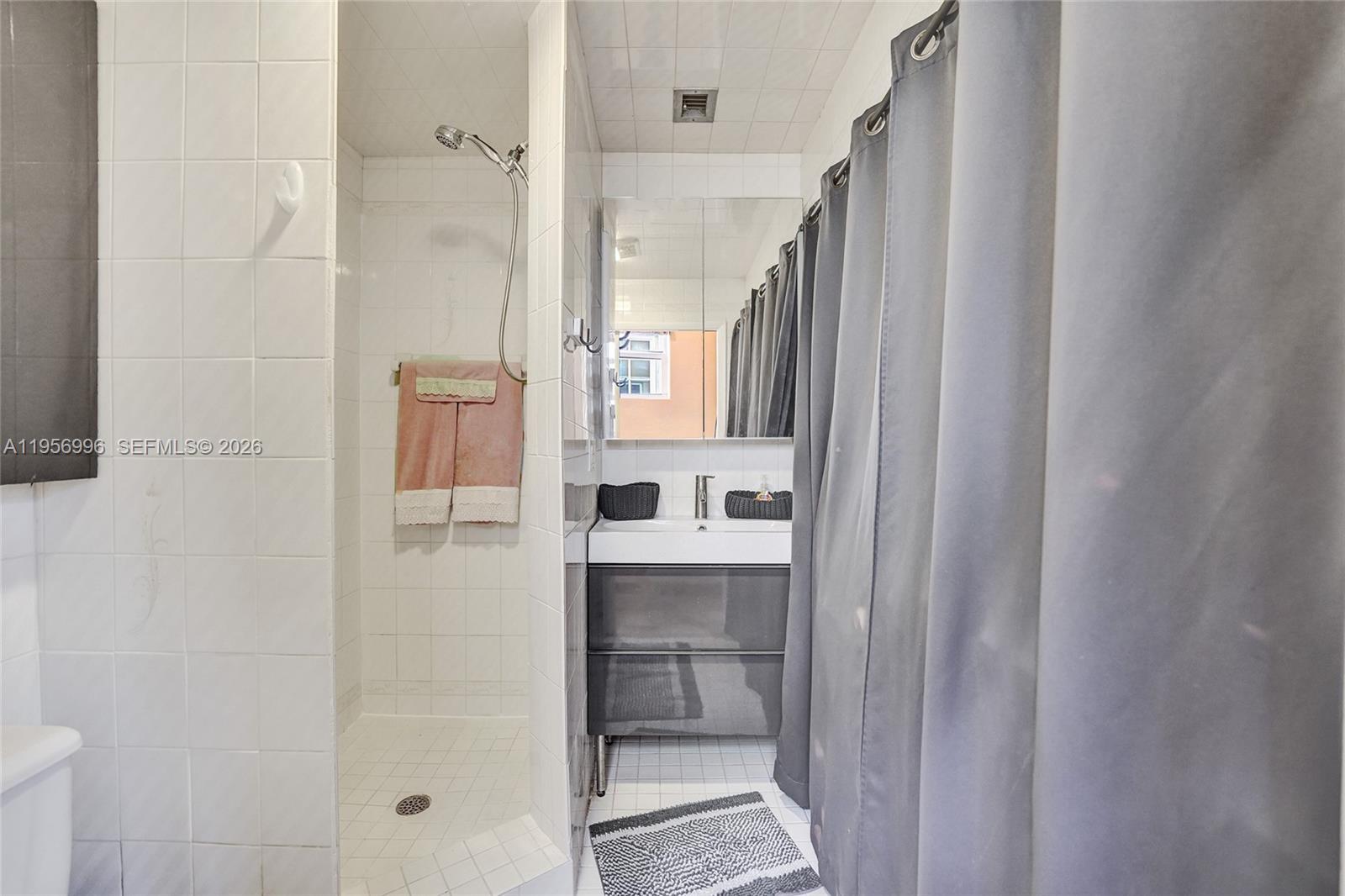 HOLLYWOOD LAKES SECTION - Residential