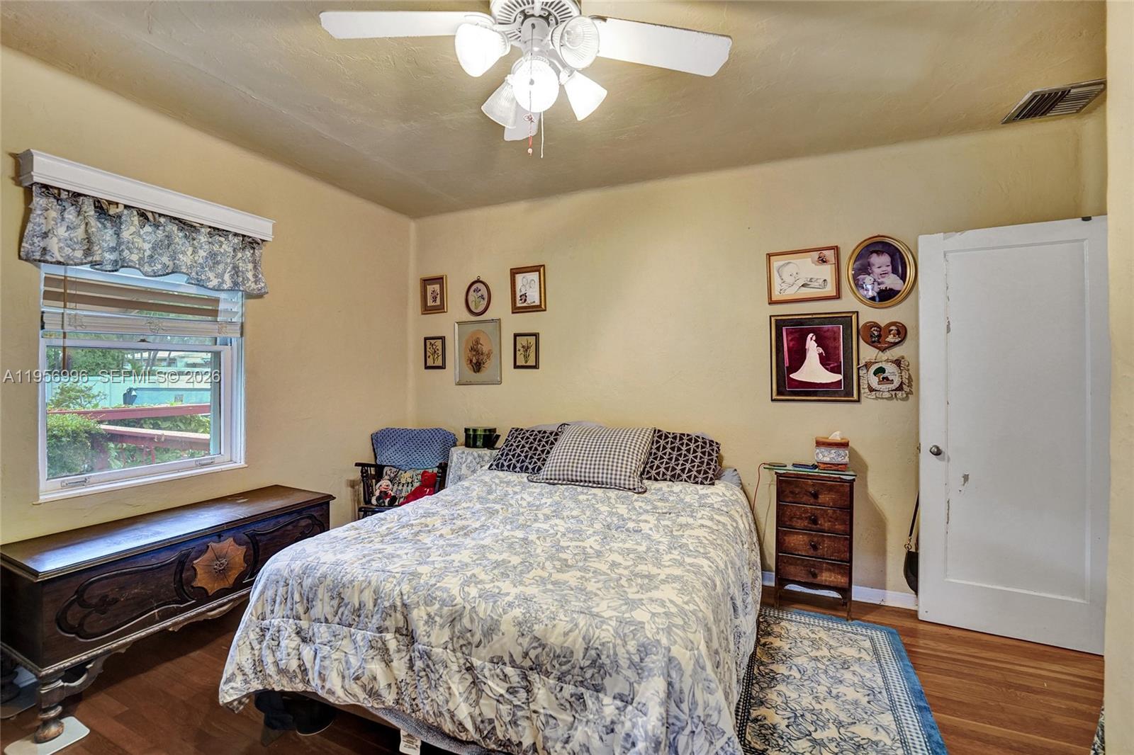 HOLLYWOOD LAKES SECTION - Residential