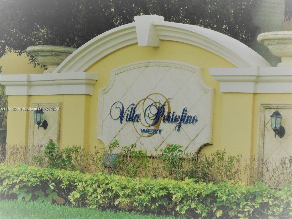 Beautiful 3/2.5 townhouse in Homestead, located inside a gated community in Portofino Villas West. Tile floor downstairs and carpet on bedrooms and stairs, master suite with a large walk-in close, roman tub & double sinks. Great locations, close to shops, schools and expressway. Clubhouse, pool & more! Easy Access to the Turnpike, US-1, near Baptist Hospital, Turkey Point, restaurants & shops!! EASY TO SHOW, ON LOCK BOX.
AGENTS PLEASE, SEE BROKER REMARKS