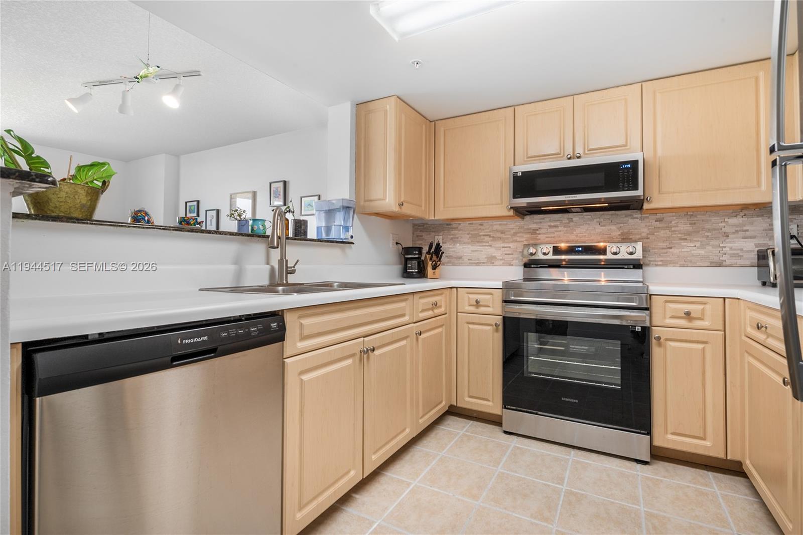 THE ASTON CONDO - Residential