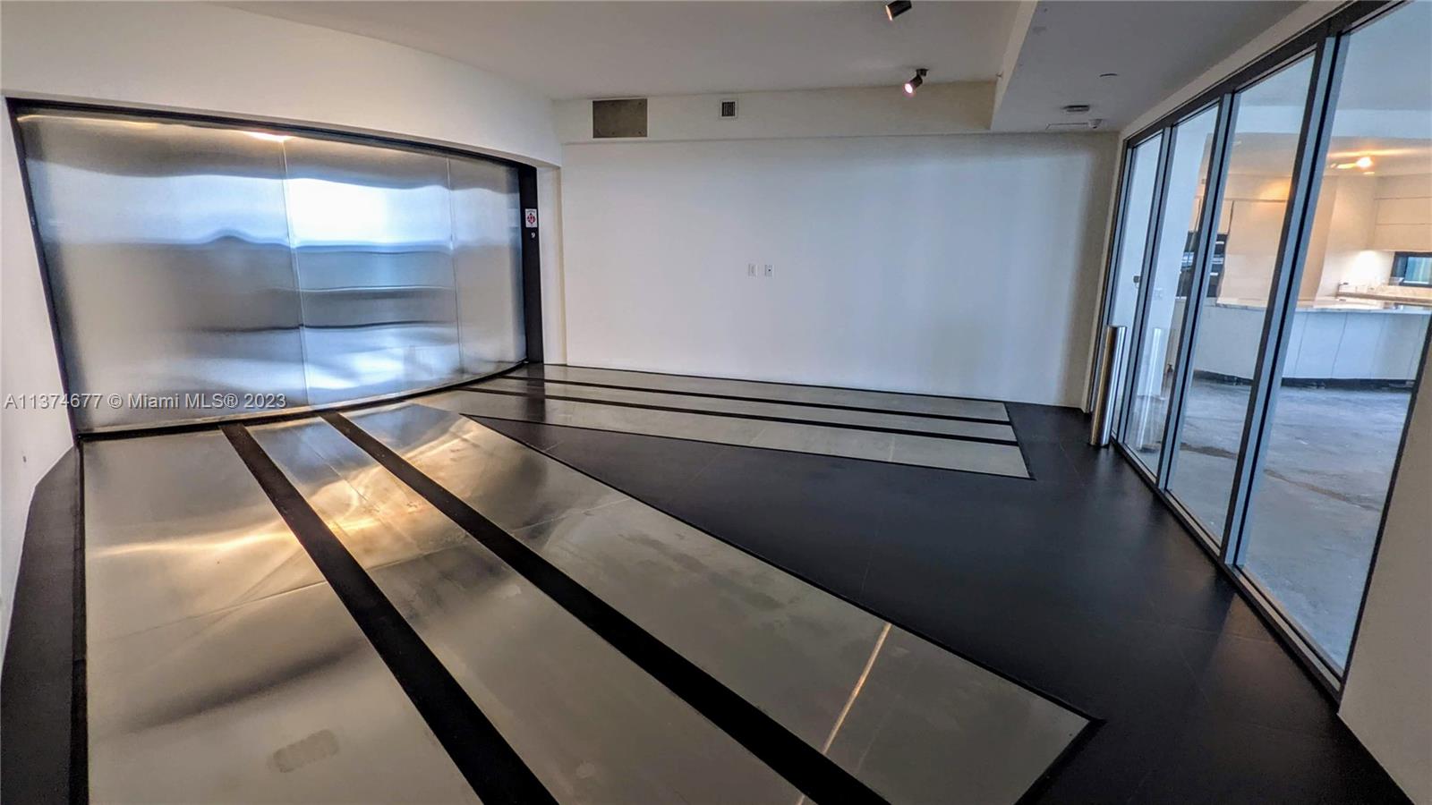 18555 COLLINS AVENUE COND - Residential