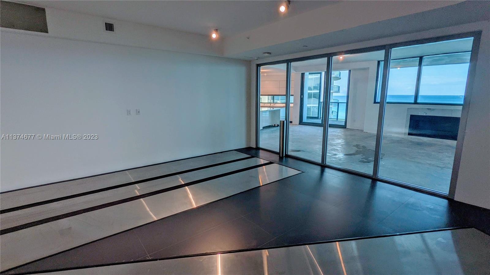 18555 COLLINS AVENUE COND - Residential