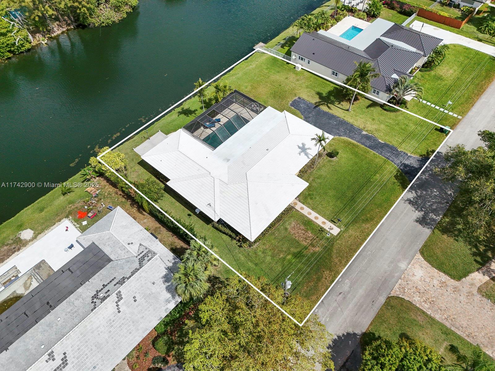 Property for Sale at 7241 Sw 110th Ter, Pinecrest, Miami-Dade County, Florida - Bedrooms: 5 
Bathrooms: 3  - $1,325,000
