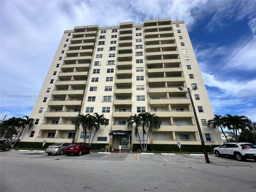 Open balcony with a panoramic city view. Offers a peaceful and cozy ambiance, recently repainted. Aditional
storage outside. A spacious pool and rest area are available for recreational enjoyment with companions. Close to
the beach, restaurants, supermarkets, downtown, and other amenities. Will rent fast