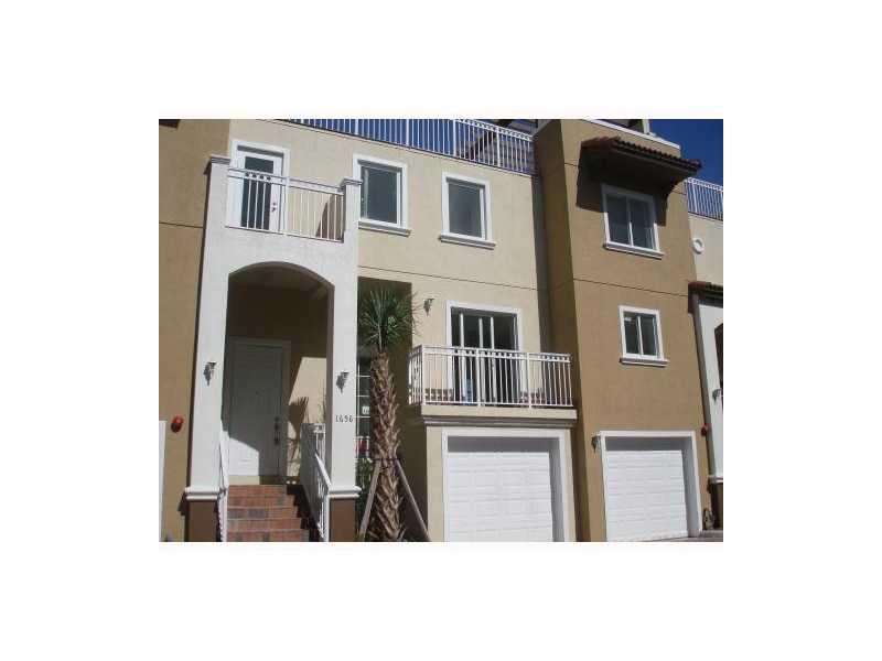 Great townhouse in Hollywood!