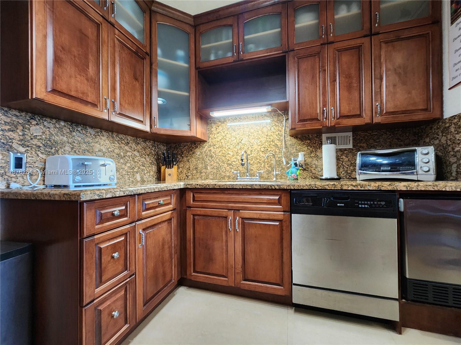 ALEXANDER TOWERS CONDO - Residential Lease