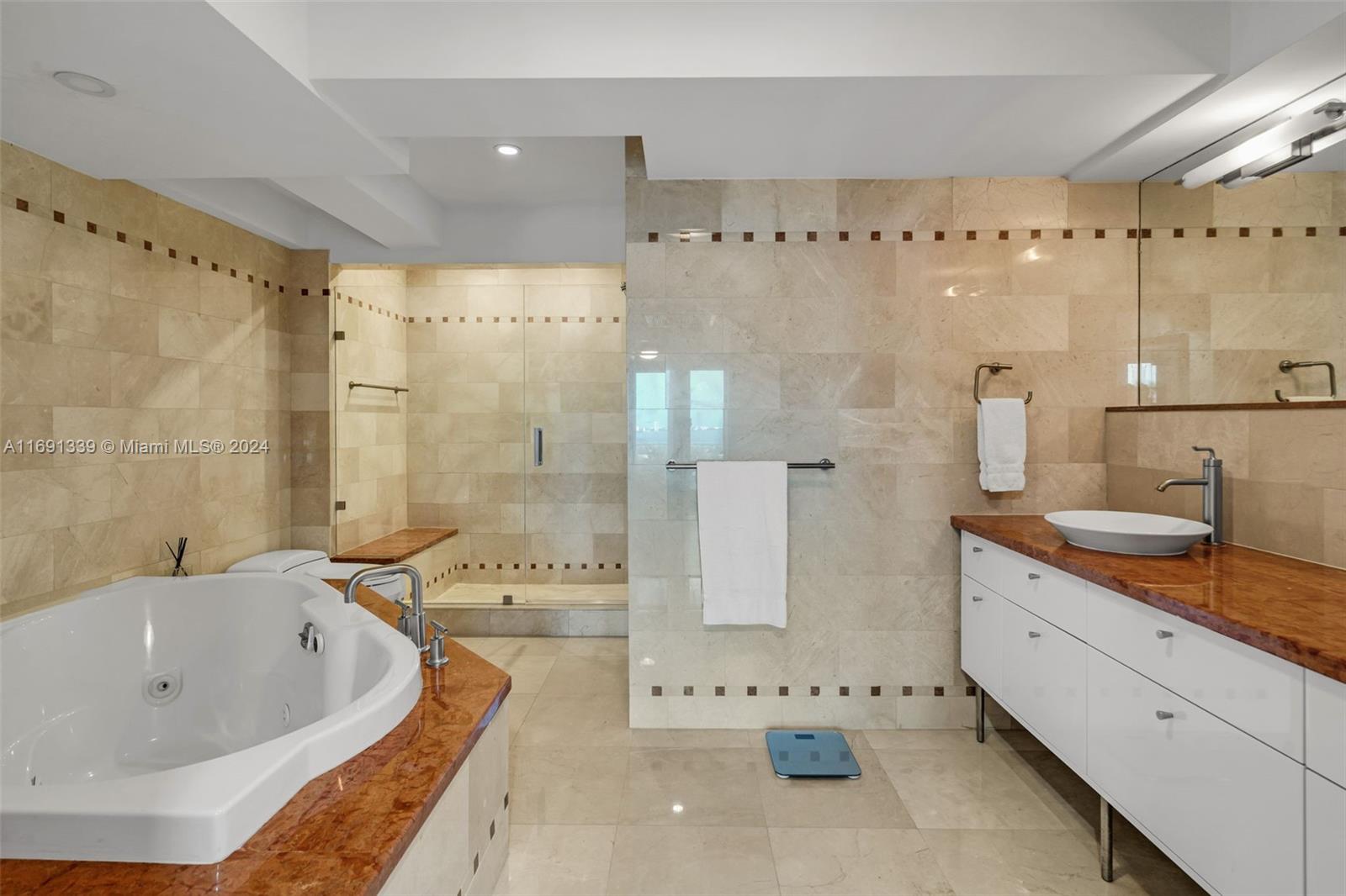 5600 CONDO - Residential Lease