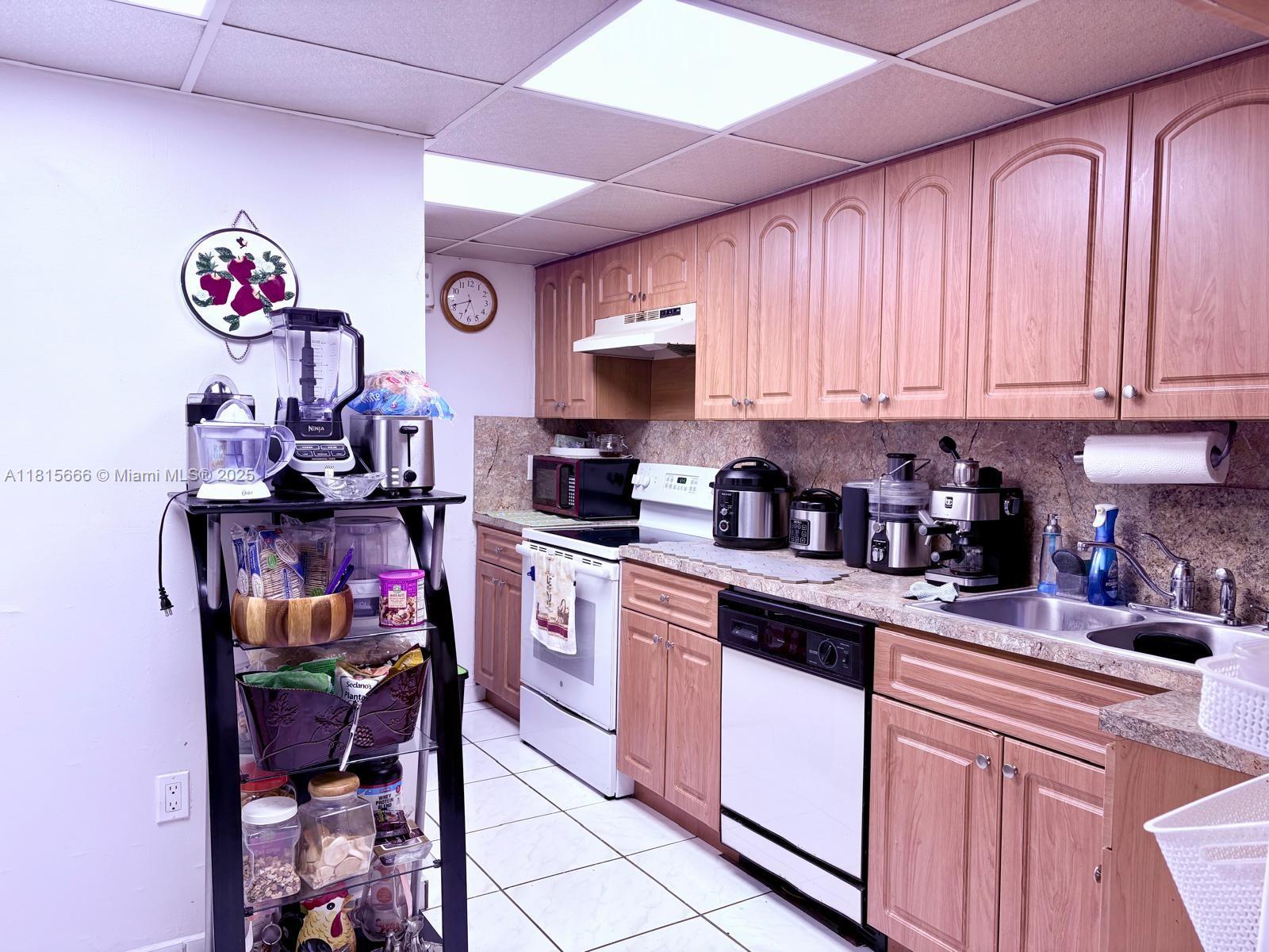 INTERNATIONAL TOWERS COND - Residential