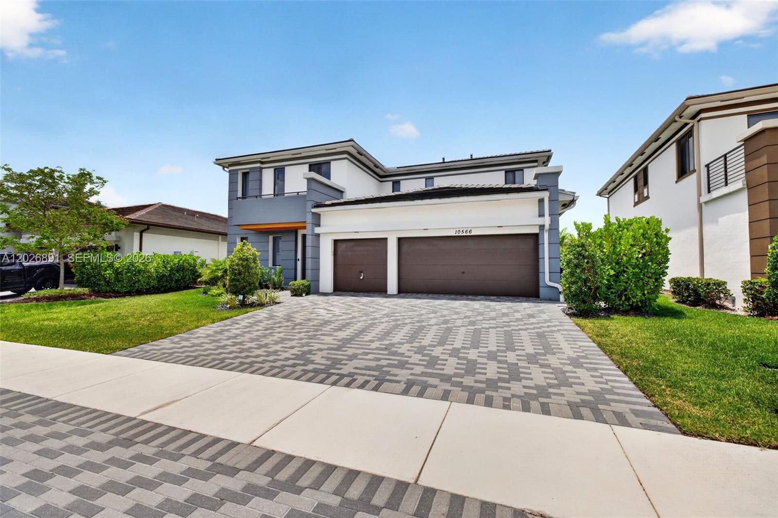 10566 N Lago Vista Cir