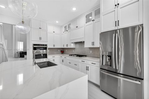 Tiny photo for 10566 N Lago Vista Cir, Parkland, FL 33076 (MLS # A12026891)