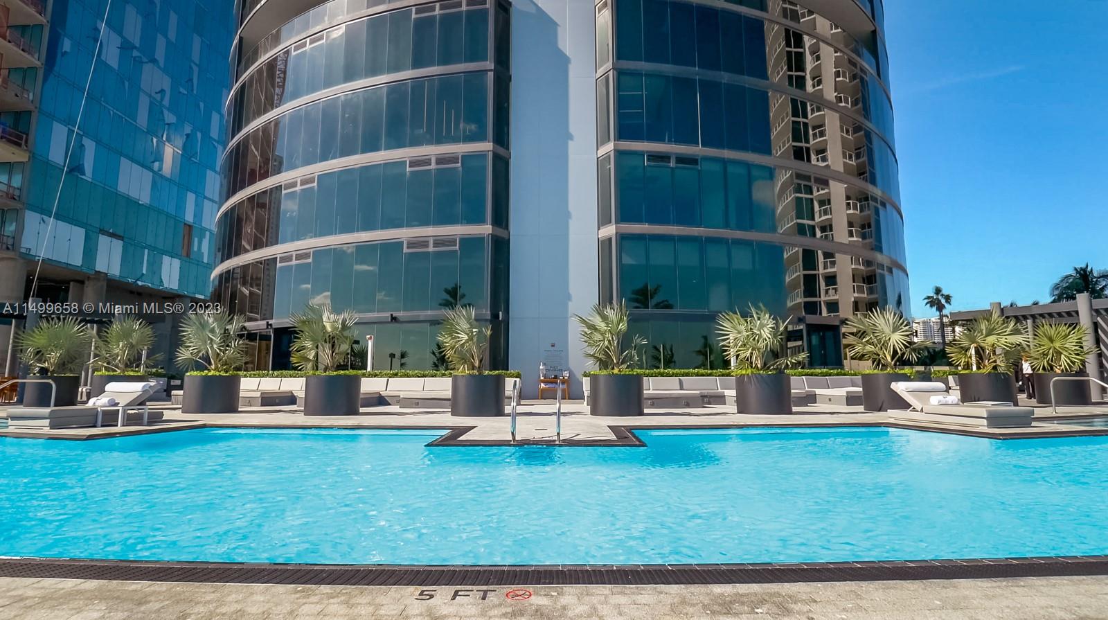 18555 COLLINS AVENUE COND - Residential