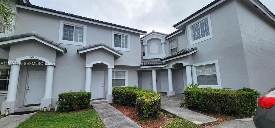 Spacious 2 bedrooms 1.5 bath townhouse in Bonita Villas. , washer and dryer inside. Private fenced patio. Gated community with guard on site. Plenty of guest parking available. Close to shopping, turnpike, major highways and Zoo Miami. Easy to show.