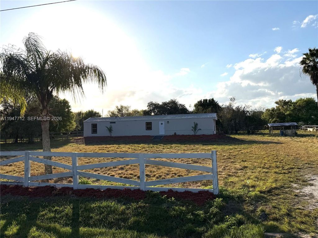 Photo of 530 N Datil St, Clewiston, FL 33440 (MLS # A11947712)