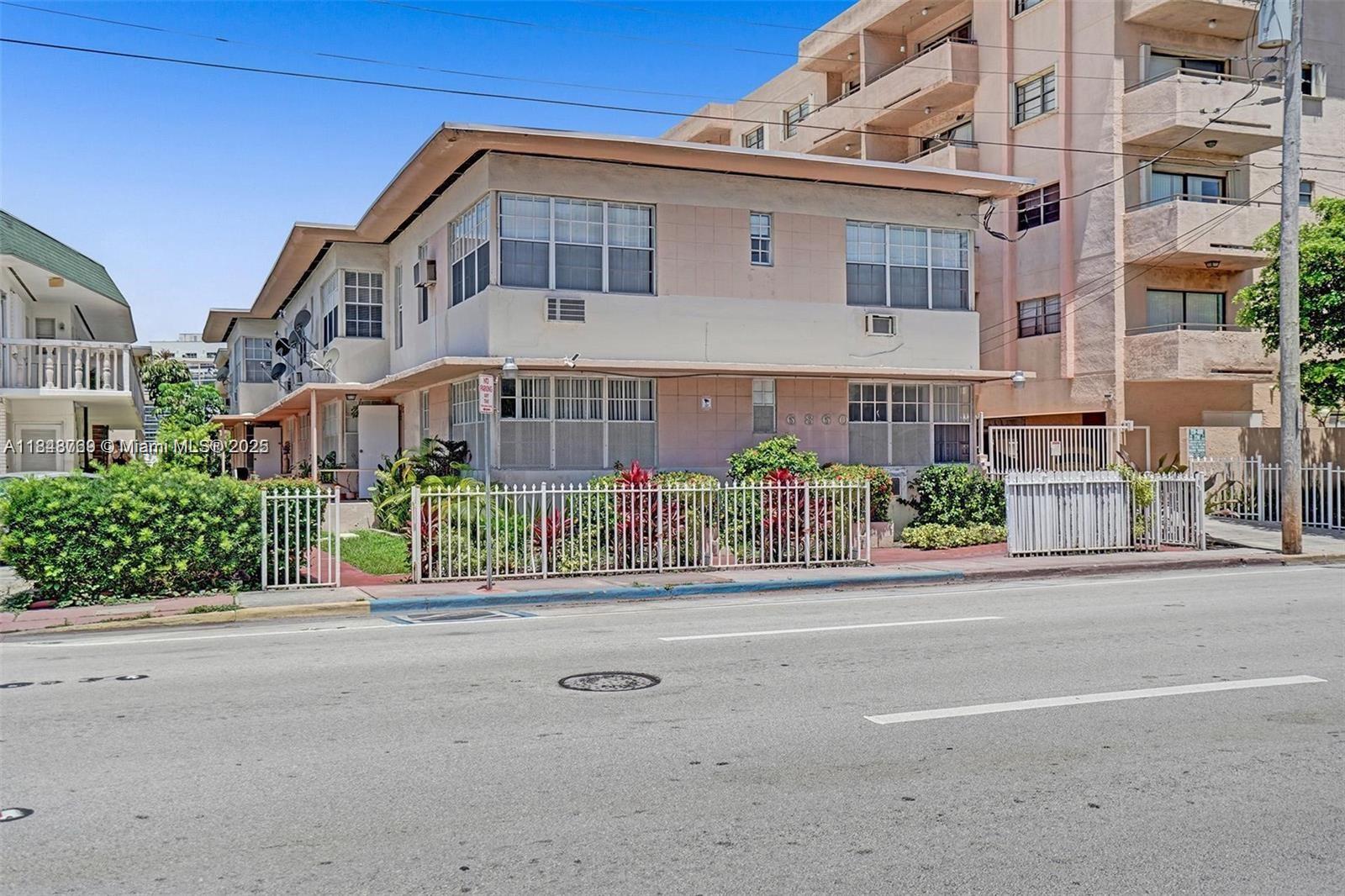 Nice top floor corner one bedroom unit available two blocks from Ocean. New appliances. Fast move in process.