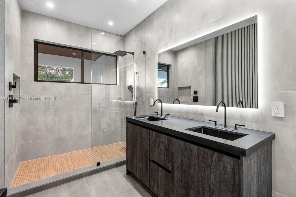 LAKE RIDGE - Residential