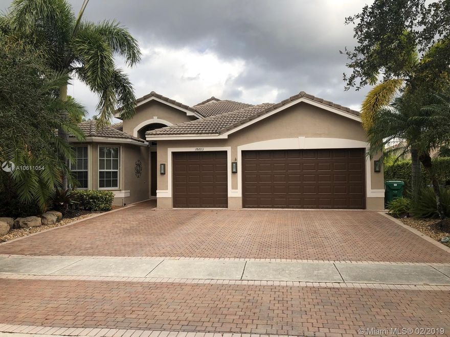 Beautiful one story 5 bedrooms and 3 full bathrooms single family home in Sunset Lakes.  Nice layout throughout the home with a gorgeous lake view.  Marble floors, high ceilings remodeled kitchen and bathrooms.  High-class community amenities. A+ schools, nice shopping centers near the community.  Is a must see!!!