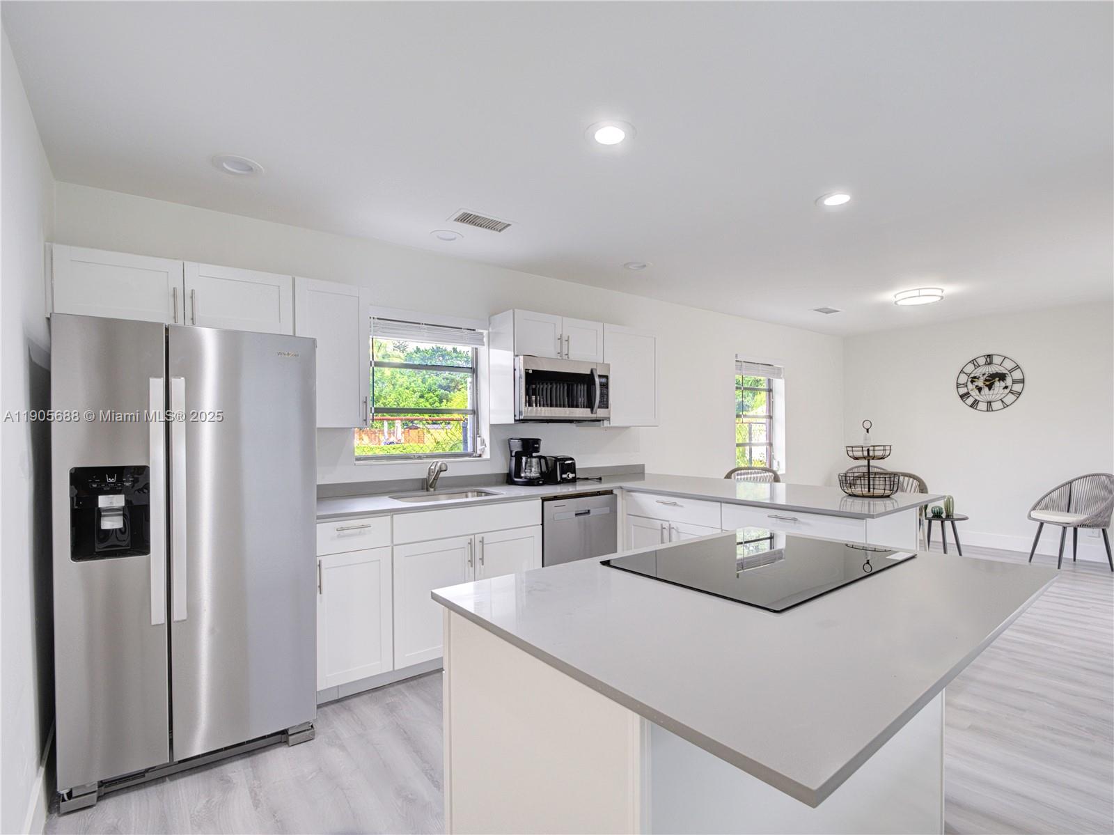 HOLLYWOOD LITTLE RANCHES - Residential