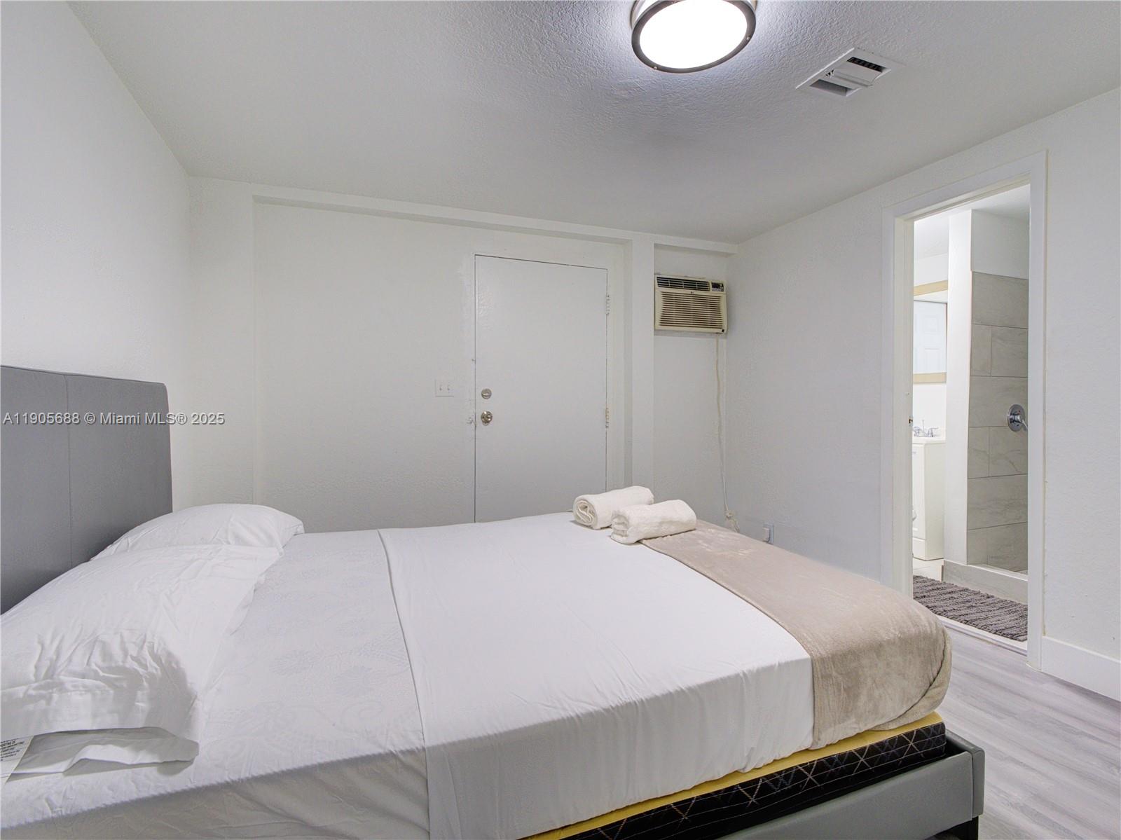 HOLLYWOOD LITTLE RANCHES - Residential