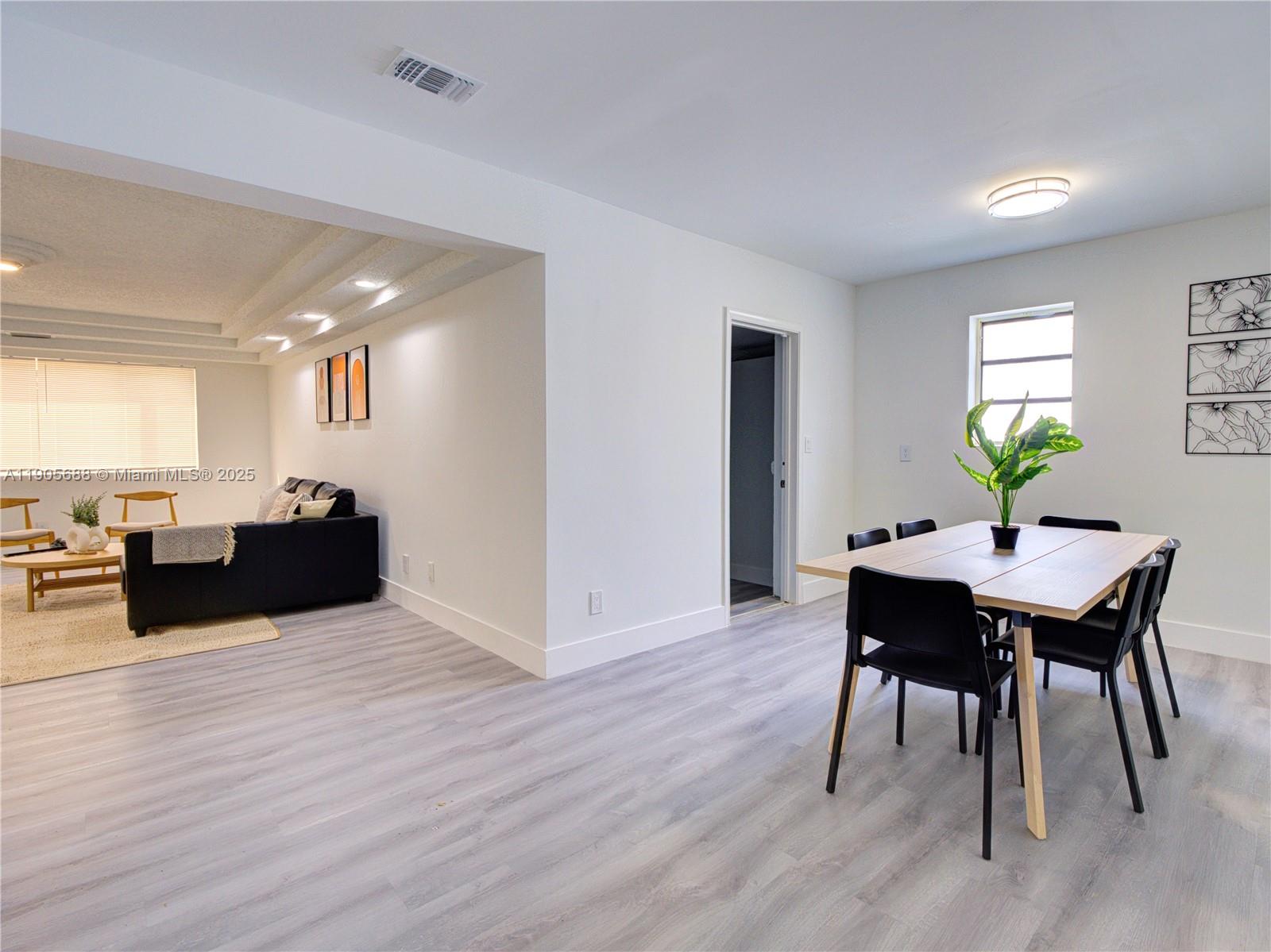 HOLLYWOOD LITTLE RANCHES - Residential