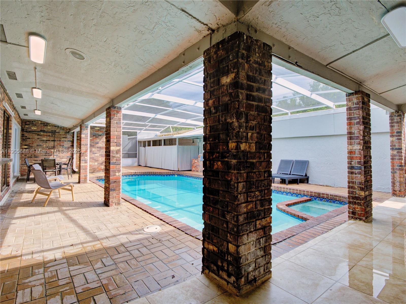 HOLLYWOOD LITTLE RANCHES - Residential