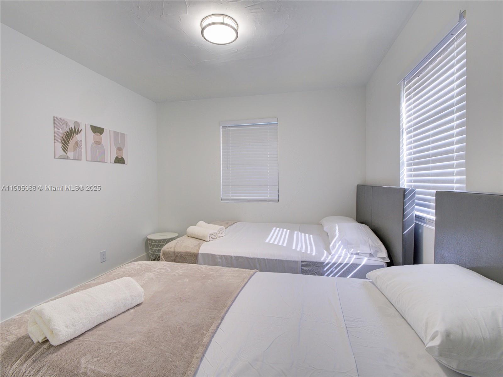 HOLLYWOOD LITTLE RANCHES - Residential