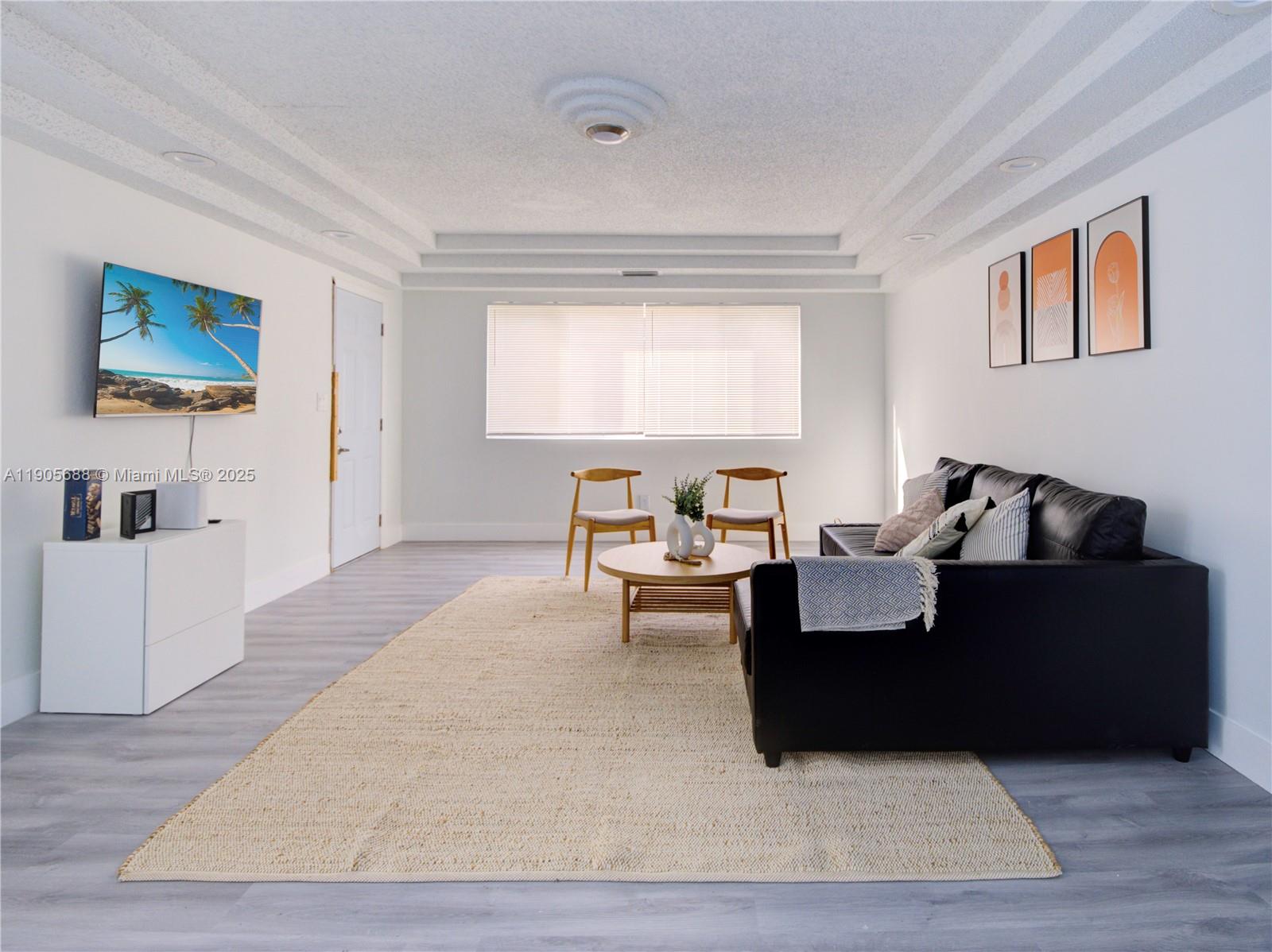 HOLLYWOOD LITTLE RANCHES - Residential