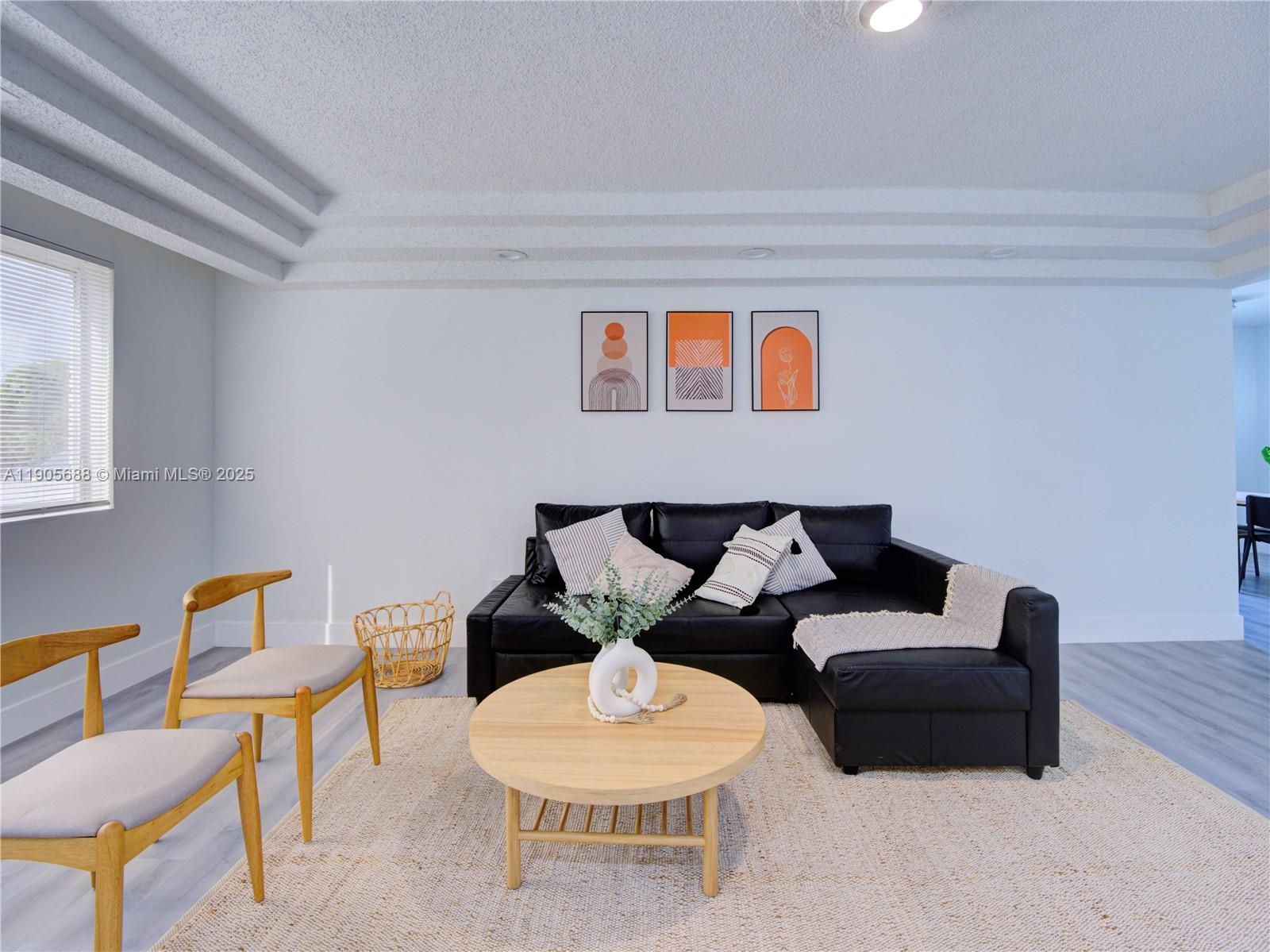 HOLLYWOOD LITTLE RANCHES - Residential