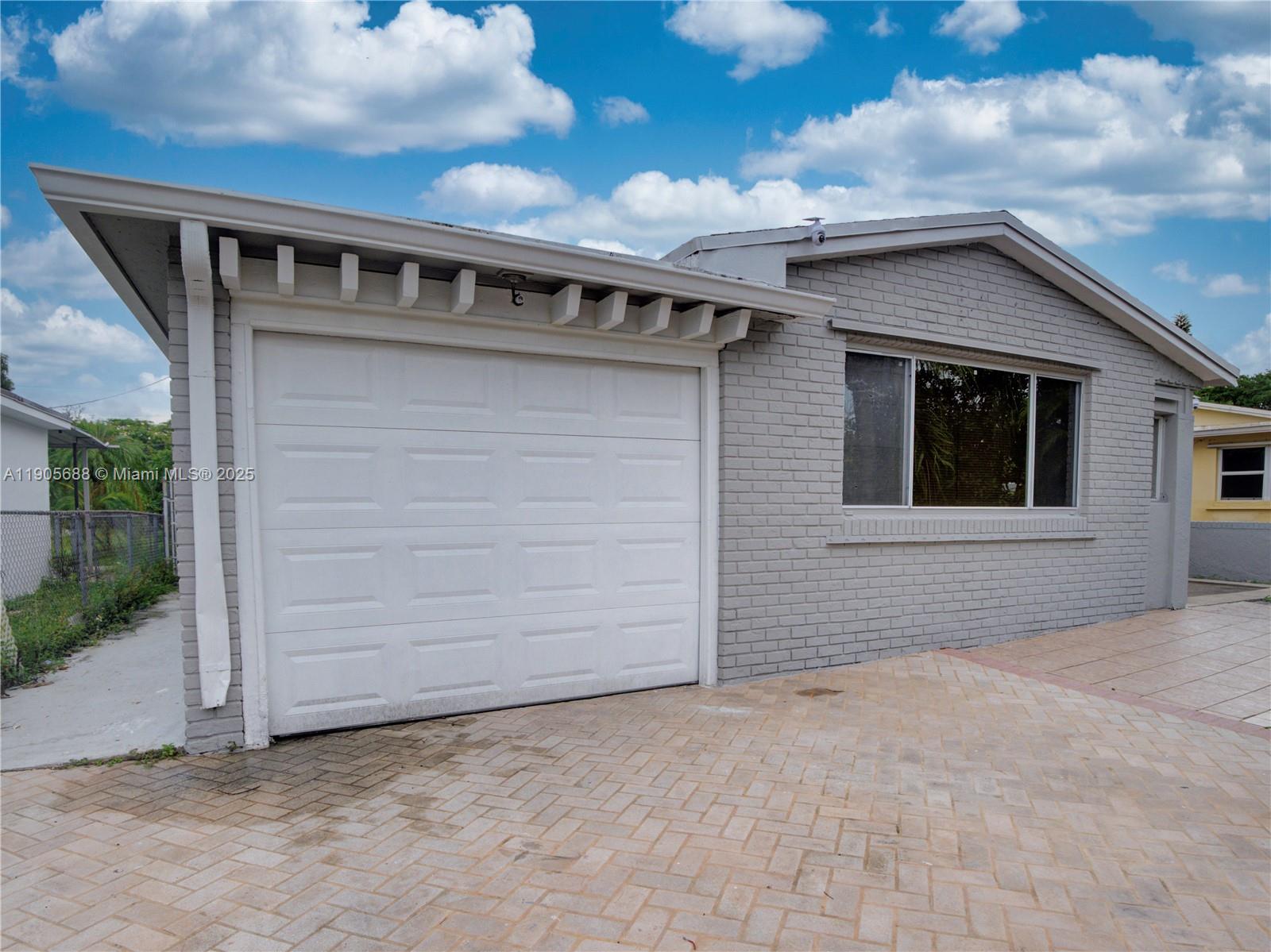 HOLLYWOOD LITTLE RANCHES - Residential