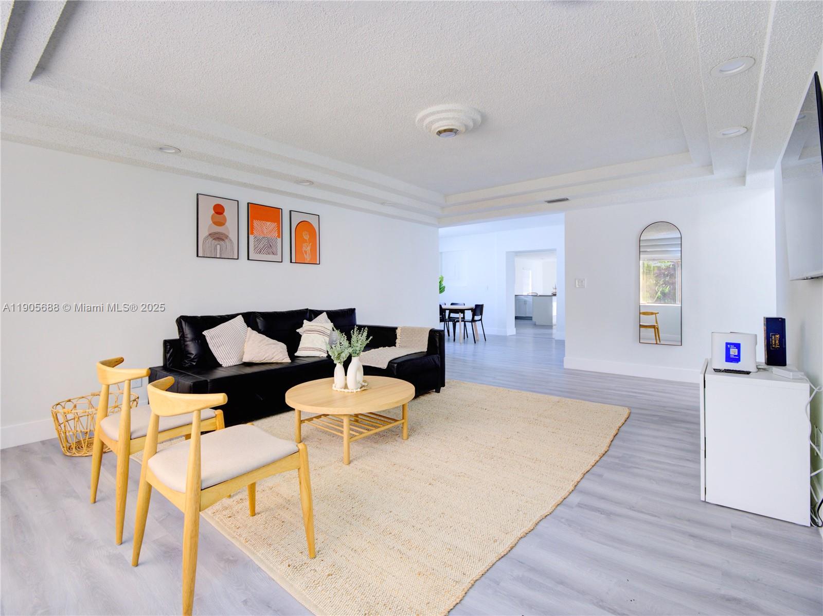 HOLLYWOOD LITTLE RANCHES - Residential