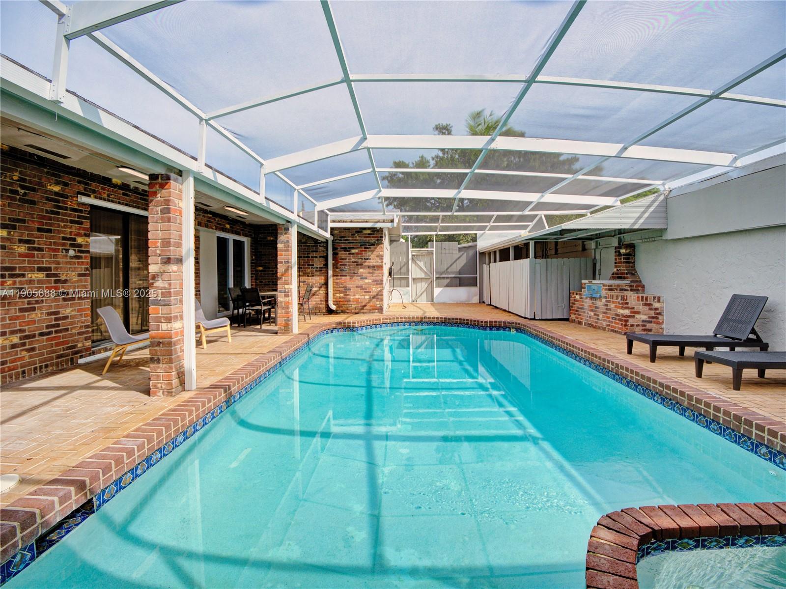 HOLLYWOOD LITTLE RANCHES - Residential