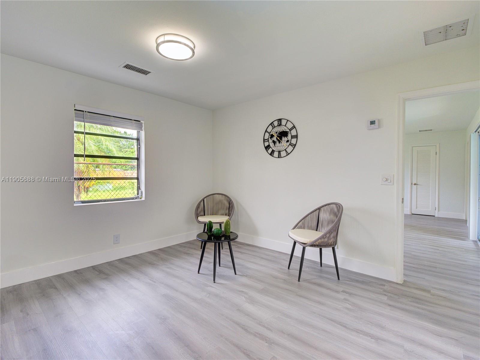 HOLLYWOOD LITTLE RANCHES - Residential