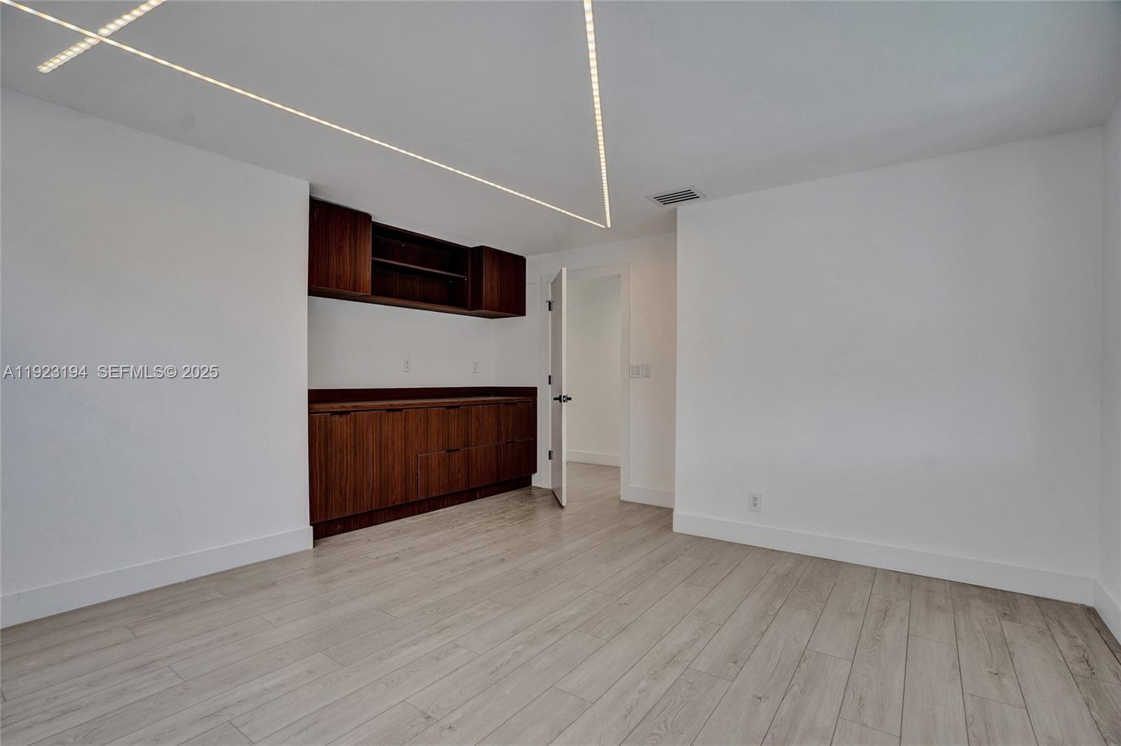 ISLAND WAY - Residential Lease