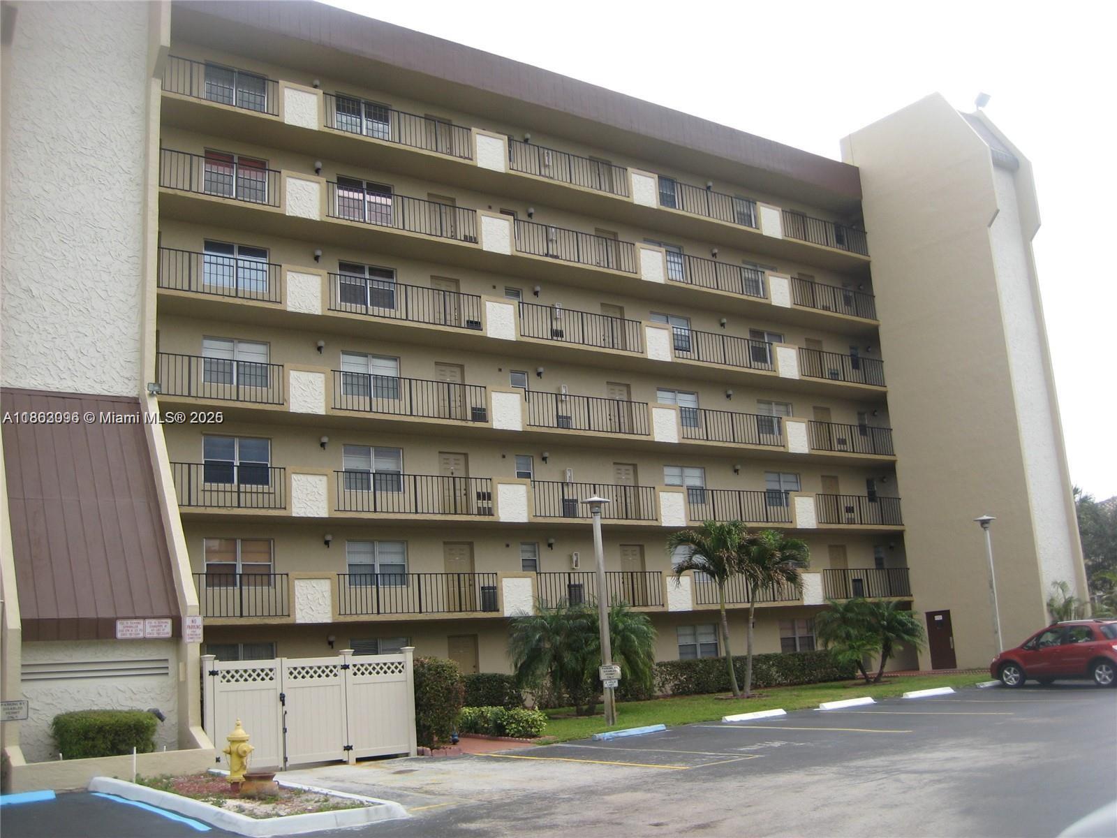 great and big 2 bedroom, 2 bath corner unit. Split bedroom plan. granite counter top in kitchen just painted unit
Spacious living and dining areas. Screened balcony showcases the spectacular golf and water views. Minutes from Nova Southeastern University, FAU, and Broward College. Close to great shopping and dining too!