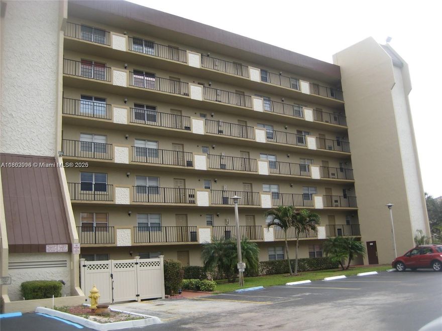 great  and big  2 bedroom, 2 bath corner unit. Split bedroom plan.  granite counter top in kitchen just painted unit  
Spacious living and dining areas. Screened balcony showcases the spectacular golf and water views. Minutes from Nova Southeastern University, FAU, and Broward College. Close to great shopping and dining too!