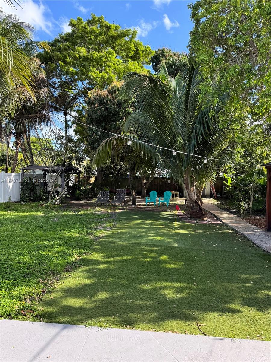 HOLLYWOOD LITTLE RANCHES - Residential