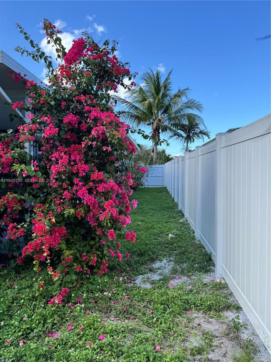 HOLLYWOOD LITTLE RANCHES - Residential