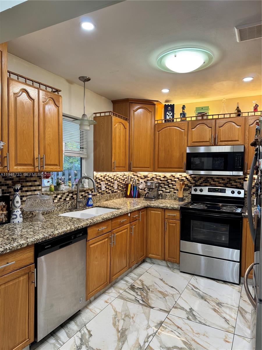 HOLLYWOOD LITTLE RANCHES - Residential