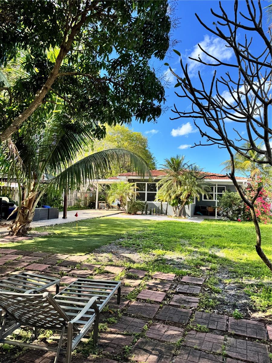 HOLLYWOOD LITTLE RANCHES - Residential