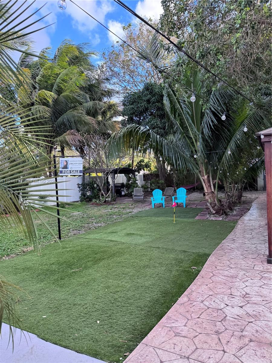 HOLLYWOOD LITTLE RANCHES - Residential