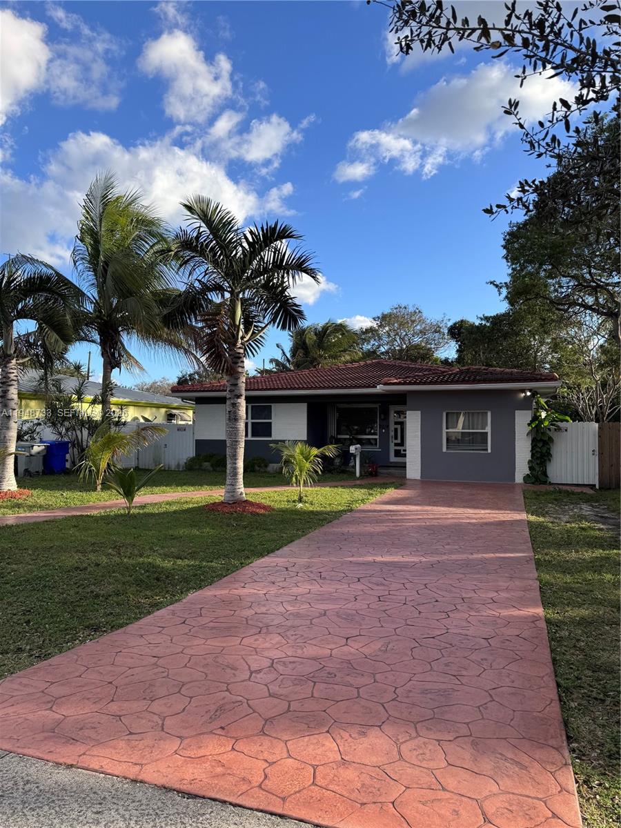 HOLLYWOOD LITTLE RANCHES - Residential