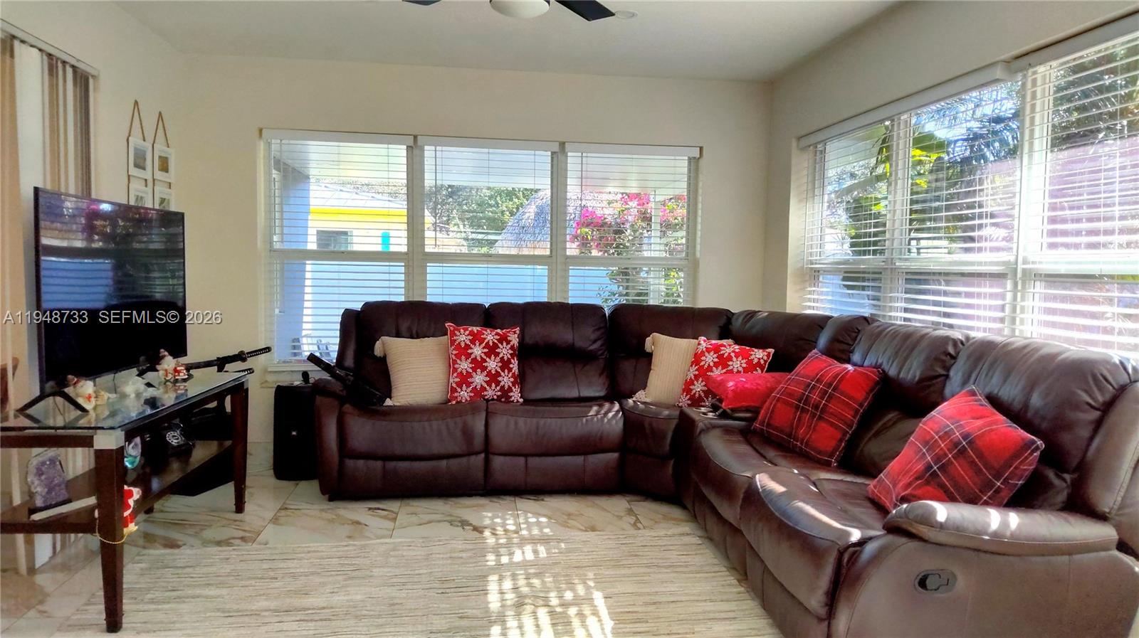 HOLLYWOOD LITTLE RANCHES - Residential