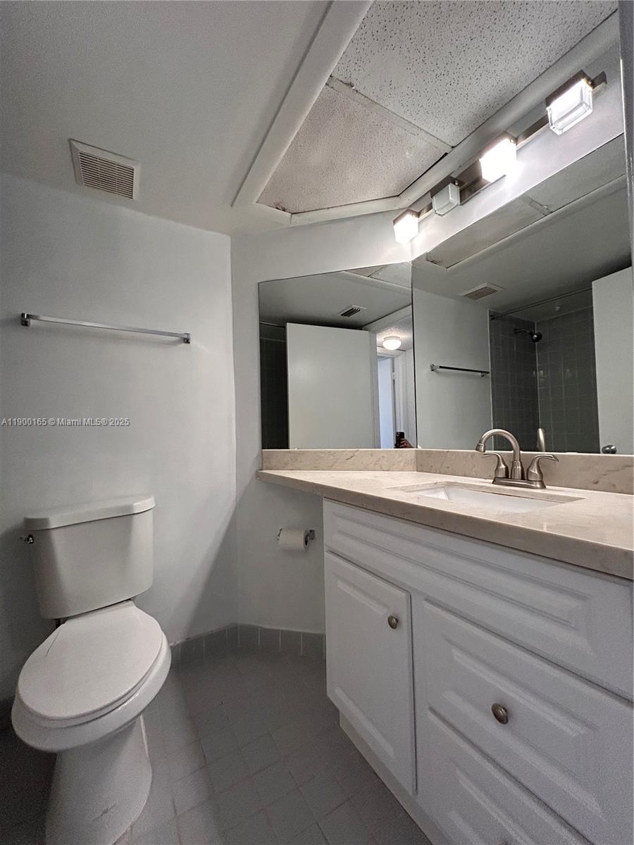 LAKEVIEW CLUB CONDO - Residential Lease