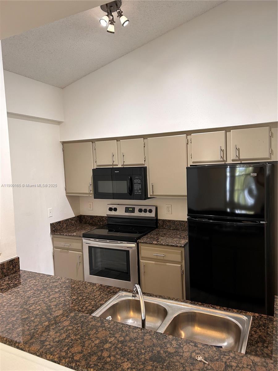 LAKEVIEW CLUB CONDO - Residential Lease