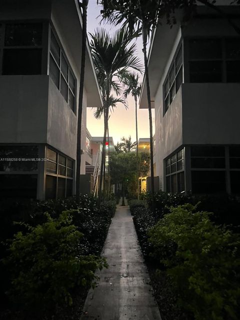 Condominium in Miami Beach FL 1560 Pennsylvania Ave Ave 3.jpg