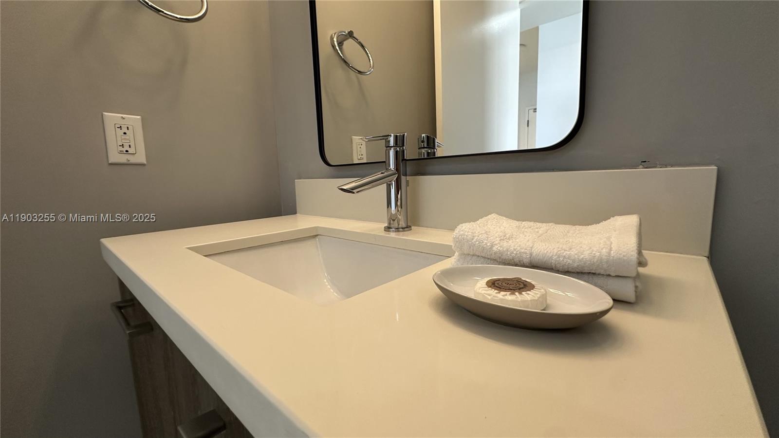 BAY BREEZE RESIDENCES COND - Residential