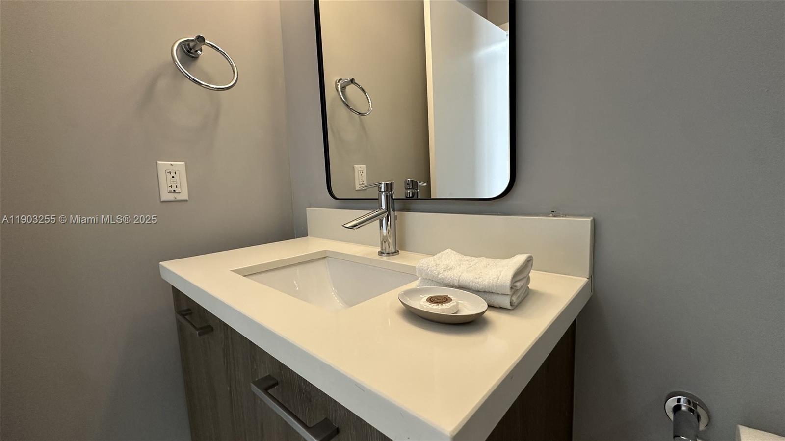 BAY BREEZE RESIDENCES COND - Residential