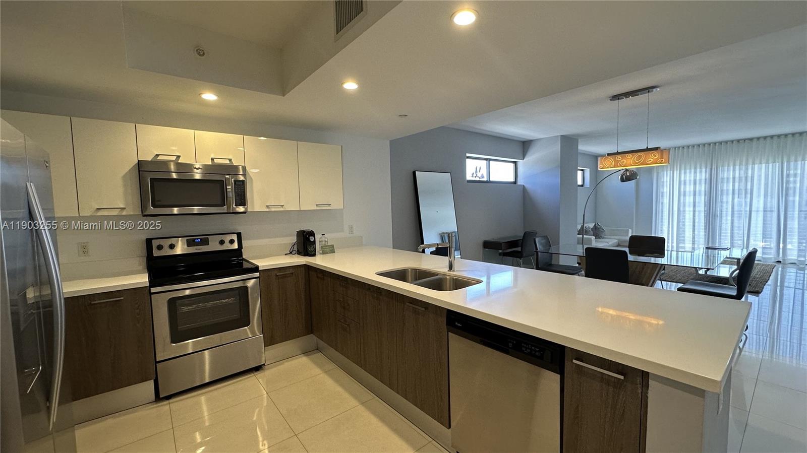 BAY BREEZE RESIDENCES COND - Residential