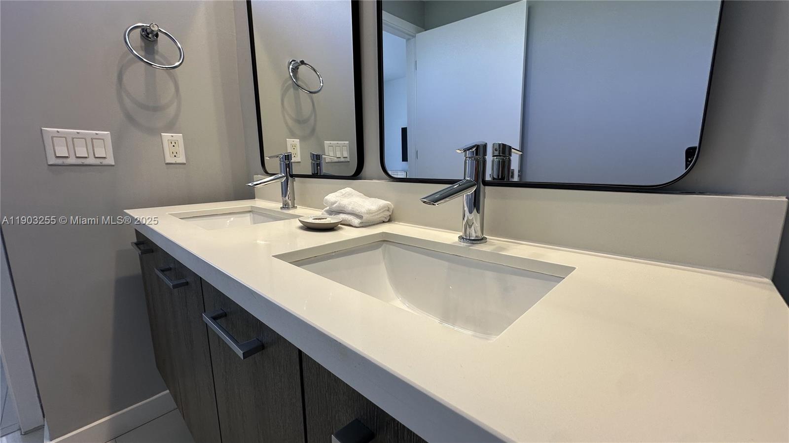 BAY BREEZE RESIDENCES COND - Residential