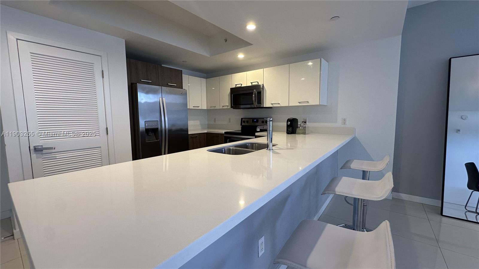 BAY BREEZE RESIDENCES COND - Residential